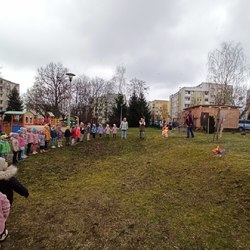 przedszkolaki na ogrodzie podczas palenia marzanny.jpg