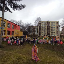 przedszkolaki z paniami i marzanną na ogrodzie.jpg