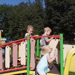 dzieci w zabawie na placu przedszkolnym.jpg