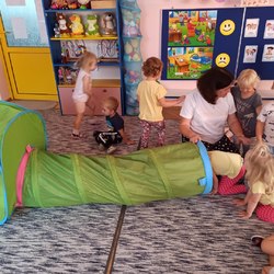 przedszkolaki w zabawie w tulelu z namiotem.jpg