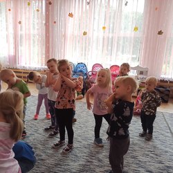 dzieci tańczą i śpiewają.jpg