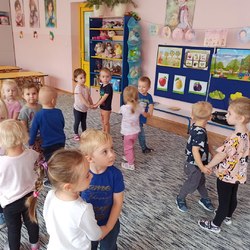 przedszkolaki tańczą w kółeczkach.jpg