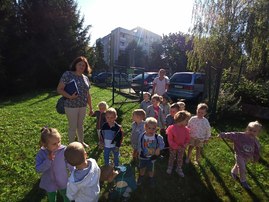 grupa maluszków z paniai w ogrodzie przedszkolnym.jpg