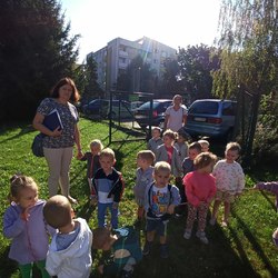 grupa maluszków z paniai w ogrodzie przedszkolnym_.jpg
