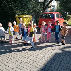 grupa przedszkolaków na parkingu.jpg