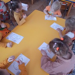 dzieci kolorują przy stoliku obrazki.jpg