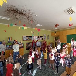 dzieci z paniami tańczą na balu jesienym.jpg