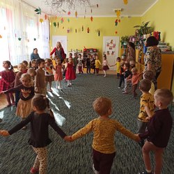 dzieci tańczą w dużym kole.jpg