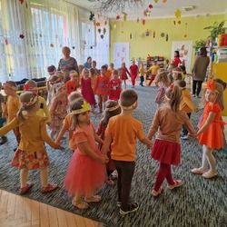 Dzieci trzymają się za ręce podczas tańca w kole_.jpg
