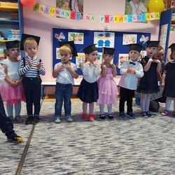 przedszkolaki pokazują podczas śpiewania piosenki.jpg
