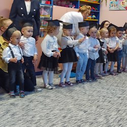 przedszkolaki stoją w rzędzie podczas występu.jpg