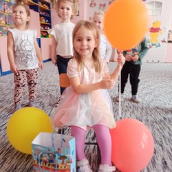 dziewczynka z balonami i torebką prezentową.jpg