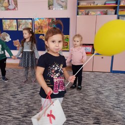 dziewczynka z żółtym balonem i torbą w kropki.jpg