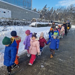 Dzieci idą do Parku Naukowo-Technologicznego.jpg
