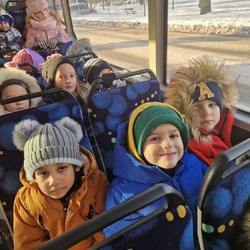 Dzieci siedzą w autobusie_.jpg
