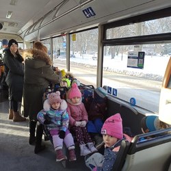 przedszkolaki jadą autobusem.jpg