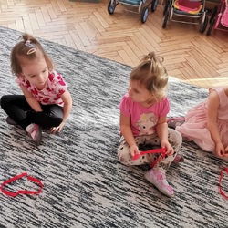 dziewczynki układają serce z bibułki.jpg