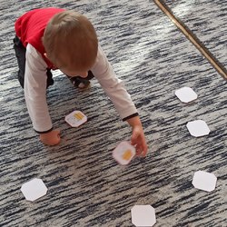 chłopiec gra w memory na dywanie.jpg