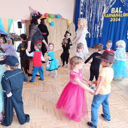 dzieci tańczą na balu w przedszkolu.jpg