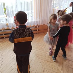 przedszkolaki w parach podczas tańca.jpg