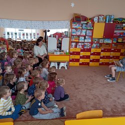 dzieci oglądają przedstawienie w przedszkolu.jpg