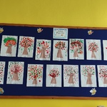 tablica_ na któej znajdują się obtazki z namalowanymi przez dzieci drzewami.jpg